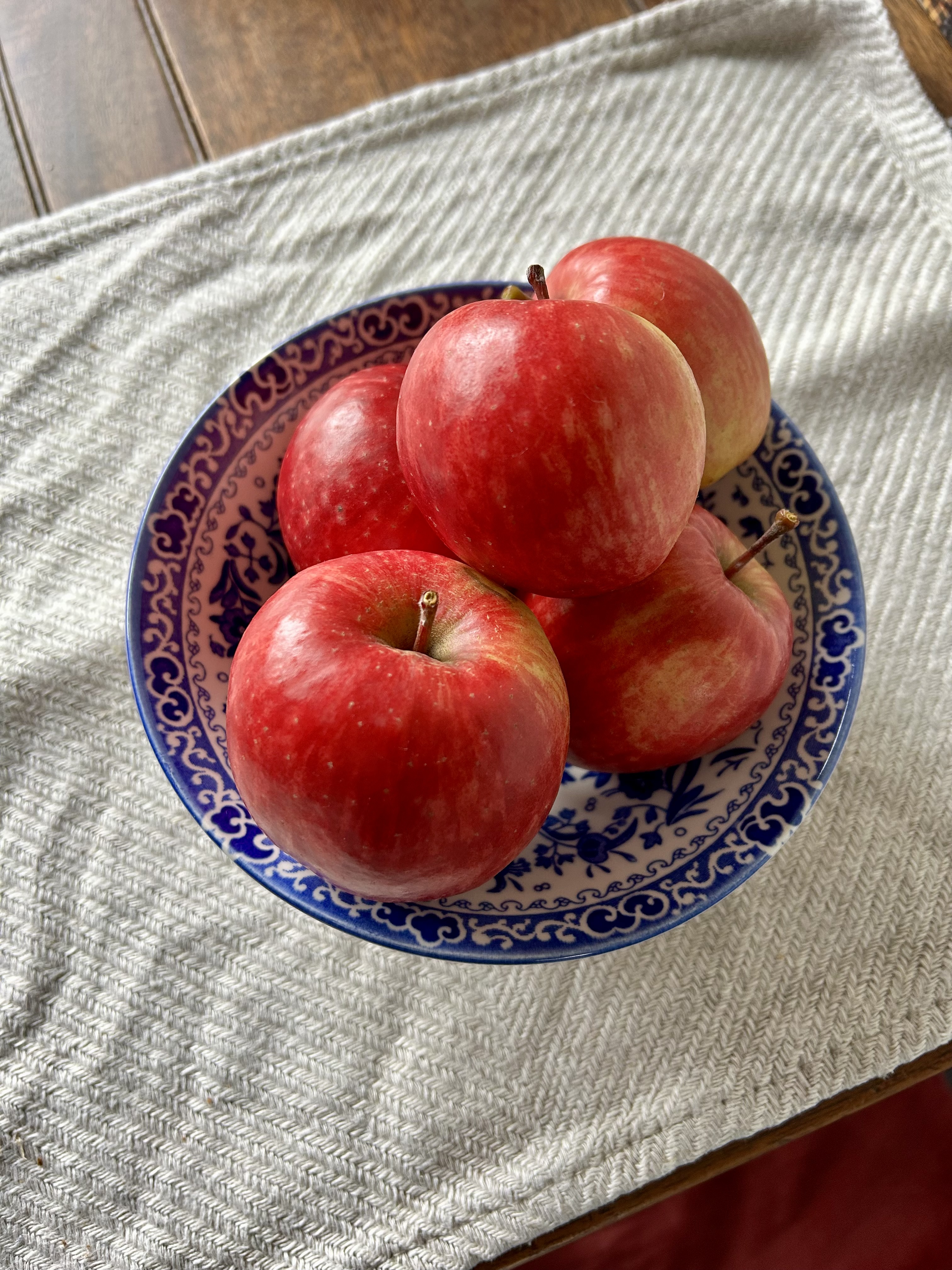 Bowl of apples.