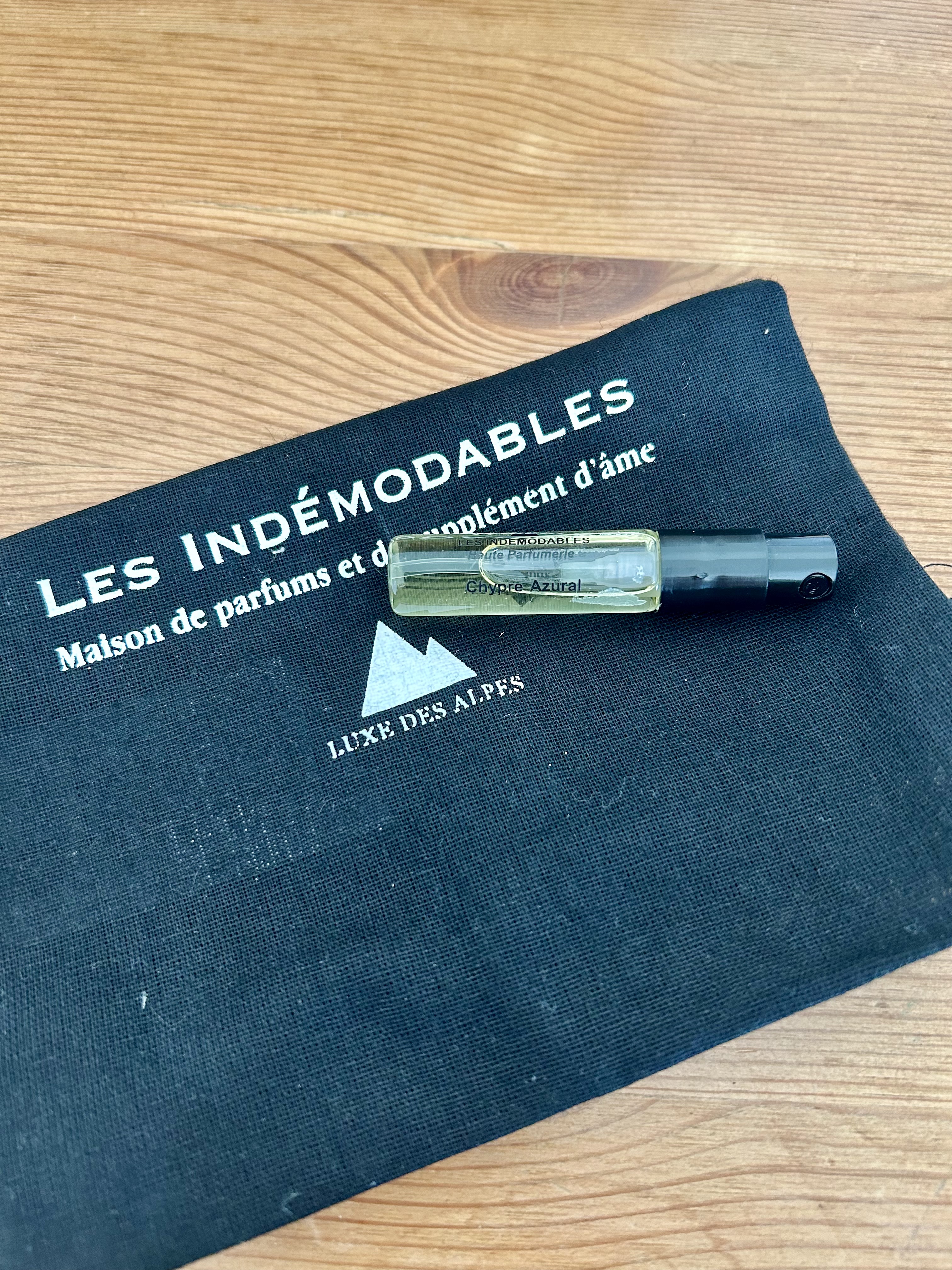perfume sample and small branded canvas bag from les indemodables.