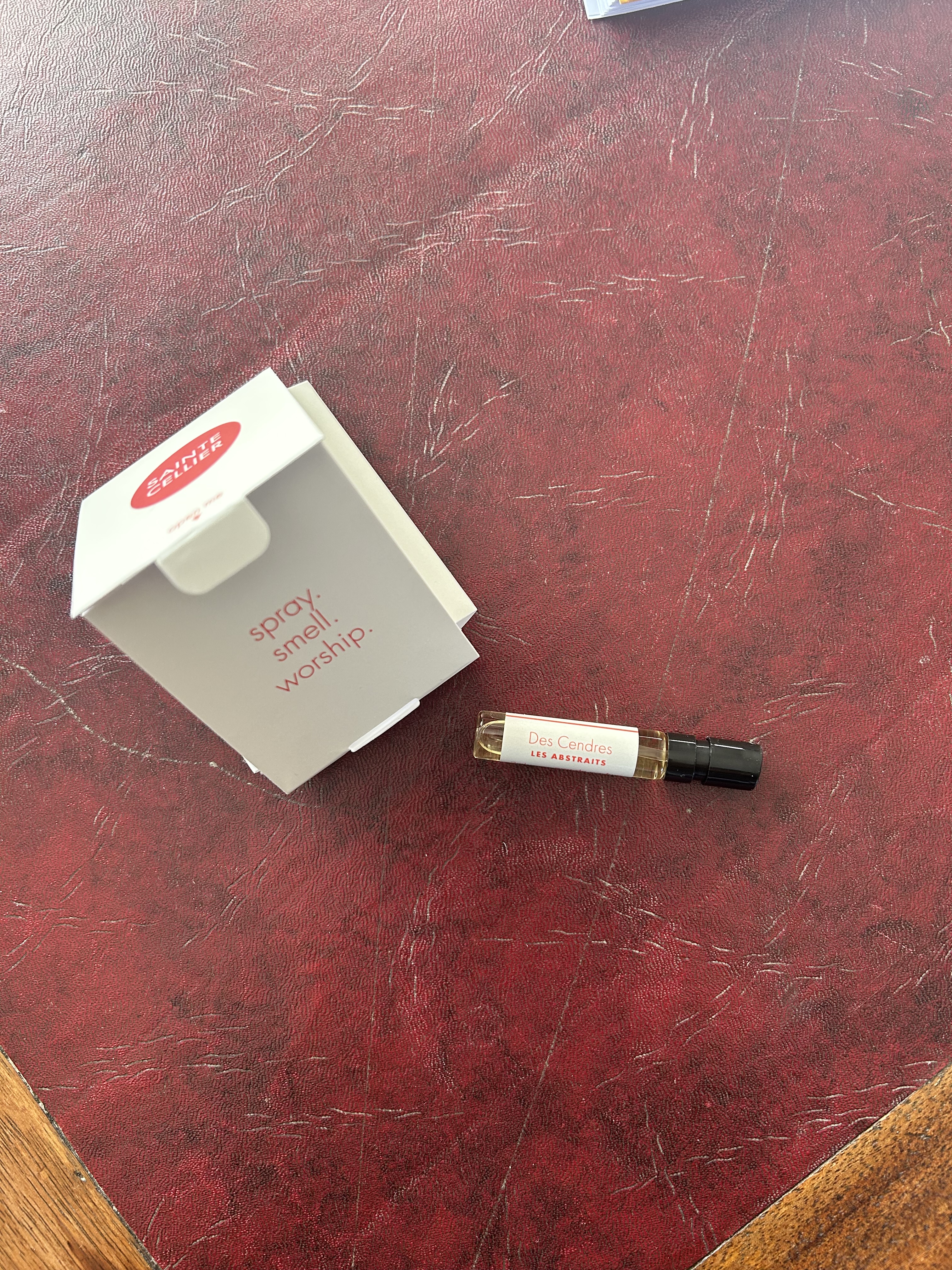 Des Cendres sample vial in Sainte Cellier packaging